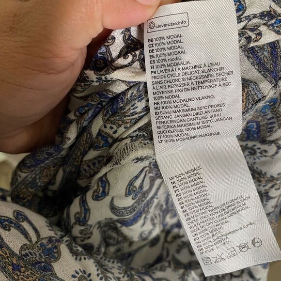 H&M Long Sleeve High-Low Hem V neck Shirt White Paisley patterned Size 14 - Picture 9 of 9